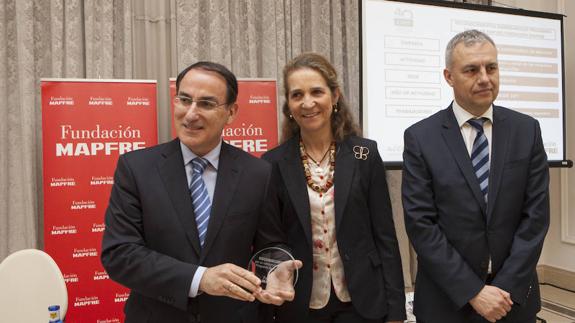 Javier González de Lara sostiene el galardón junto a la Infanta Elena