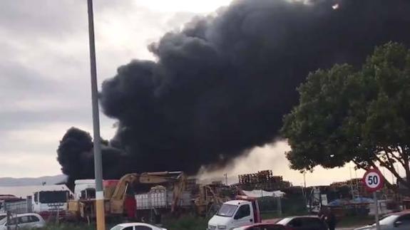 Arde parte de un desguace en un incendio en el polígono Guadalhorce