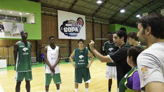 Antonio Herrera se dirige a os jugadores Sow, Soluade y Víctor Aguilar en una imagen de archivo. 