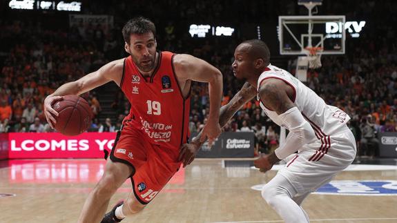 San Emeterio penetra ante la defensa del excajista Kinsey, ahora en el Hapoel.