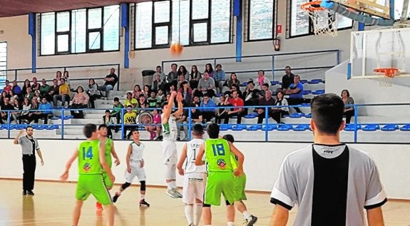 El C. B. Ronda Cadete ganó en el pabellón San Francisco.  m. g.