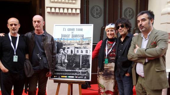 El equipo de ‘El gran tour de Jorge Bonsor’ acudió ayer al estreno del documental producido por la malagueña MLK