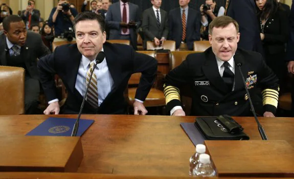 Los directores del FBI, James Comey, y la ANS, almirante Mike Rogers, durante su comparecencia en el Capitolio. :: joshua roberts/ reuters