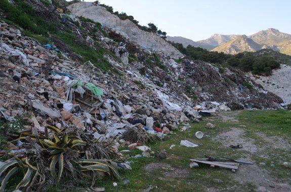 El vertedero del río de la Miel se sitúa a apenas un kilómetro de la costa, en pleno parque natural.