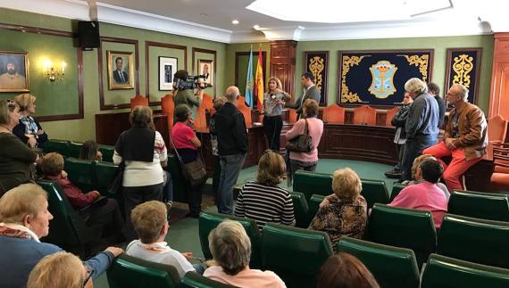 La alcaldesa de Nerja, Rosa Arrabal, este martes con los vecinos en el salón de plenos