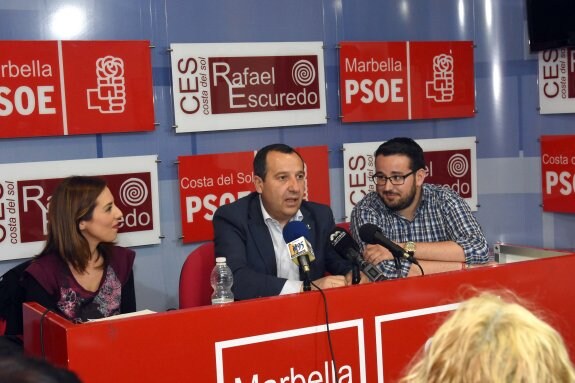Ruiz Espejo y Rubiño, en la sede del PSOE de Marbella. :: J-lanza