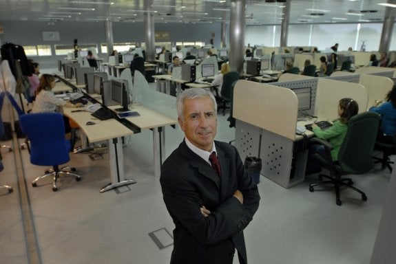 José Mª. González, en la sala de operadoras de Salud Responde. :: sur