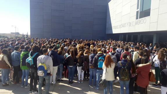 Minuto de silencio ante la Facultad de Comercio y Gestión.