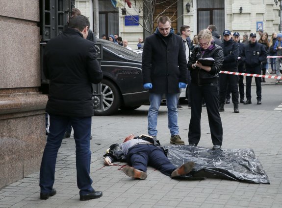 EXDIPUTADO RUSO ASESINADO EN UNA CÉNTRICA CALLE
DE KIEV