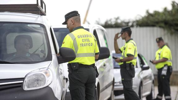 Agentes de la Guardia Civil de Tráfico durante un control de alcohol y drogas.