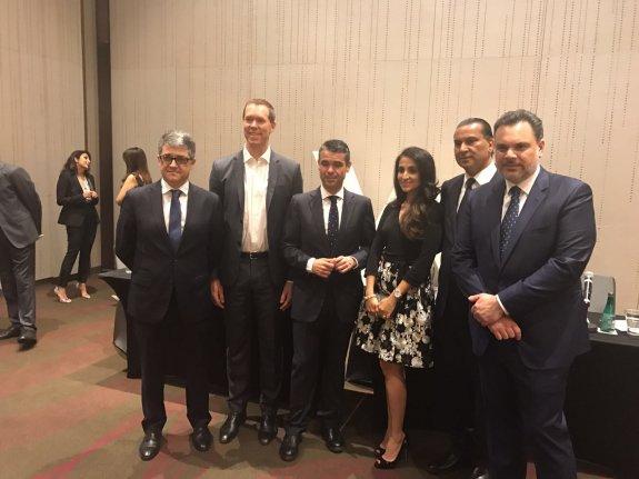 El alcalde y Javier Porcuna, con los inversores y responsables de Marriott para Europa.