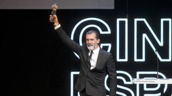 Antonio Banderas, ayer, con la Biznaga de Oro en sus manos. 