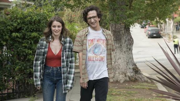 Gillian Jacobs y Paul Rust, en una escena de la serie ‘Love’. 