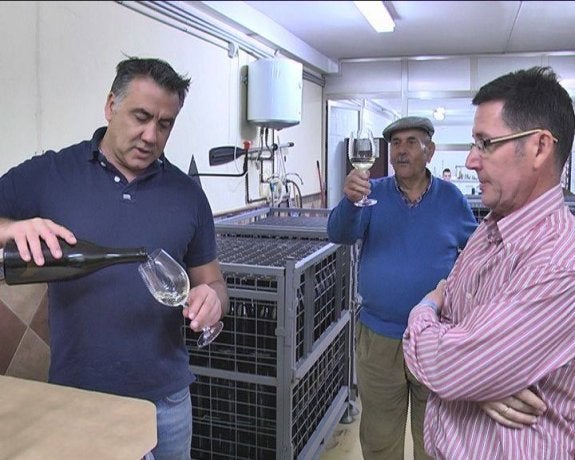 Lojo y Martínez prueban el Chan de Rosas elaborado con la uva de Manilva.