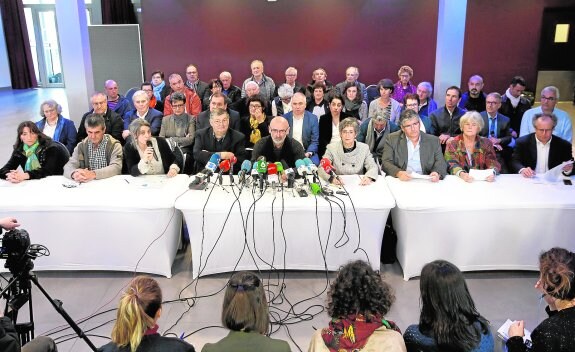Los mediadores del País Vasco francés en la conferencia de prensa que ofrecieron el 23 de marzo pasado. :: Javier Etxezarreta / efe
