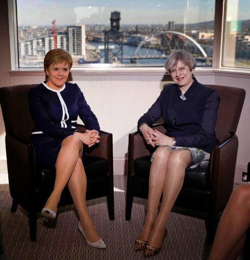 Nicola Sturgeon y Theresa May se entrevistaron ayer, en un hotel de Glasgow. :: russell cheyne / afp