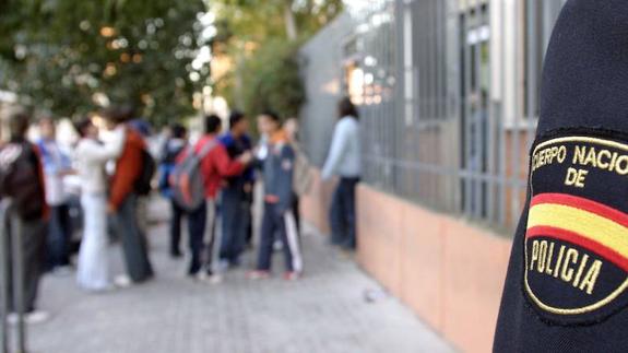 Los Cuerpos de Seguridad piden a los ciudadanos que contrasten la información antes de ayudar a difundir un rumor en redes sociales. 