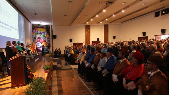 Un momento del acto de ayer en la UMA. Sólo los profesores universitarios vistieron el traje académico.