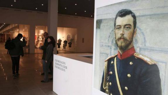 La exposición se asoma a la truculenta historia de la familia que gobernó el imperio durante tres siglos.