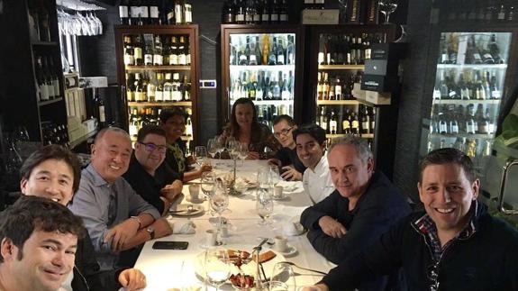 Dani García y Nobu Matsuhisa, junto a sus respectivos equipos, y Ferran Adrià