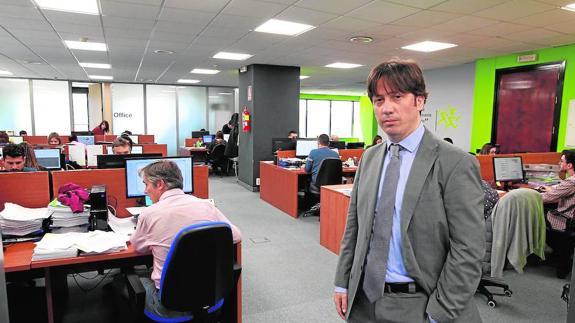 Gonzalo Leandro, fundador y gerente de Gabitel Ingenieros, en la oficina de Sevilla. 