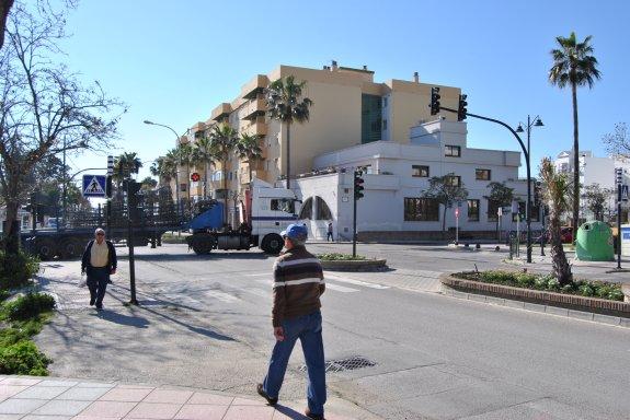 Un camión cruza por la intersección de Juan Carlos I en la que se instalará la rotonda. :: L.P.