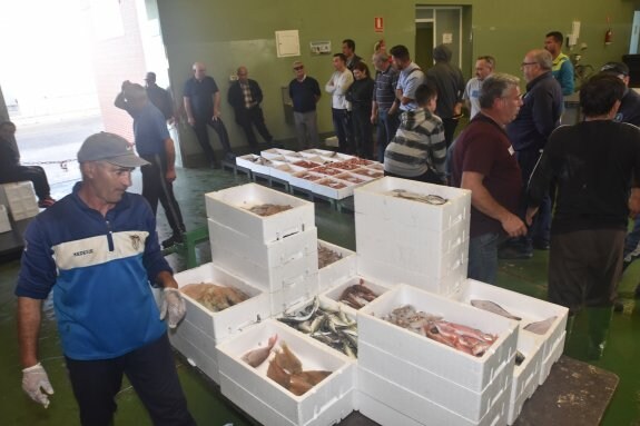 El programa de rutas de turismo marinero contempla visitas a la lonja para conocer cómo se vende el pescado. 