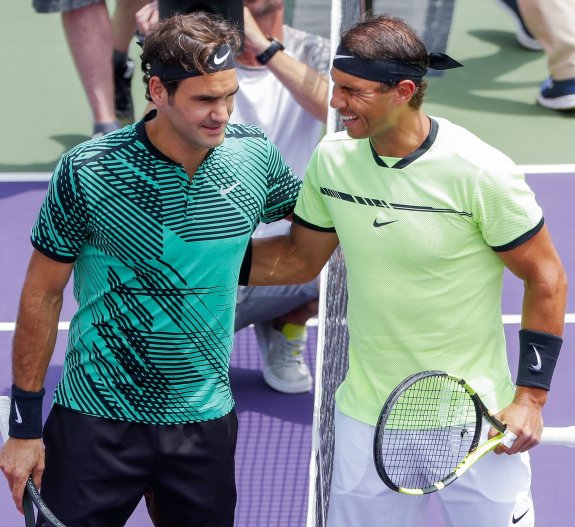 Nadal felicita a Federer tras su victoria ayer. :: s. lesser. efe