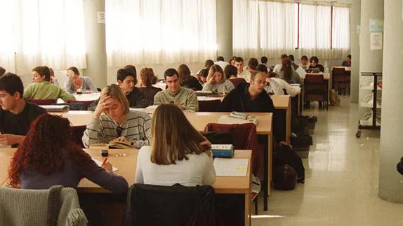 Alumnos de la Facultad de Turismo (archivo).