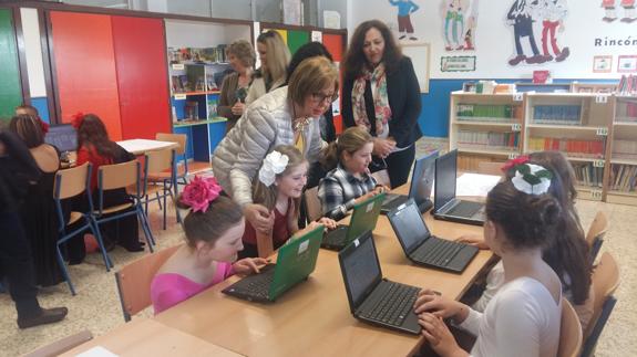 La consejera de Educación, Adelaida de la Calle, en el colegio Paulo Freire de la capital.