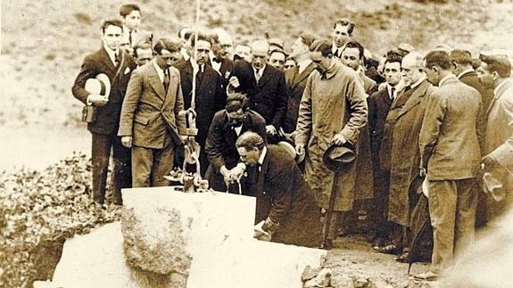 El Rey Alfonso XIII en la colocación de la última piedra de la presa de El Chorro.