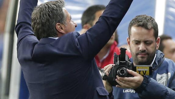 Míchel celebra la victoria con la grada