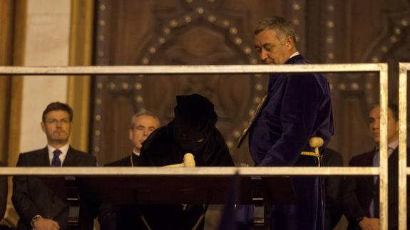 Acto de liberación del preso del pasado año en el atrio de la Catedral. 