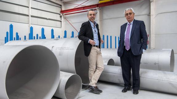 Francisco Campos y su hijo Curro posan entre tuberías superdúplex que se exportarán a Turquía.