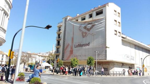 La lona que tapa la fachada principal del Astoria se desprende aunque no se suelta del marco