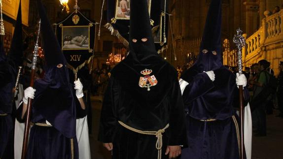 Procesión del trono de Nuestro Padre Jesús Nazareno, con el reo delante suya
