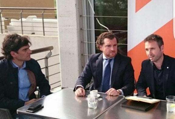 José Antonio Serrano, Juan Antonio Vargas y Guillermo Díaz, durante un encuentro entre afiliados. :: sur
