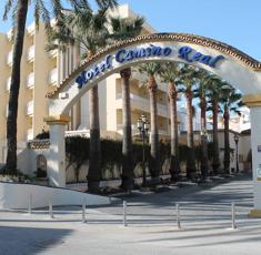 El hotel se encuentra a unos pasos de la playa de Los Álamos.