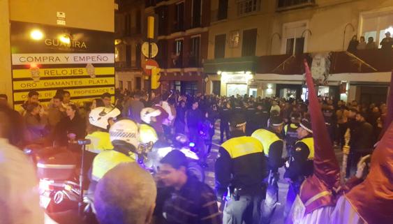 La confluencia de la calle Tejón y Rodríguez con Carretería, a escasos metros de donde sucedió la pelea, instantes después de la avalancha que generó. 