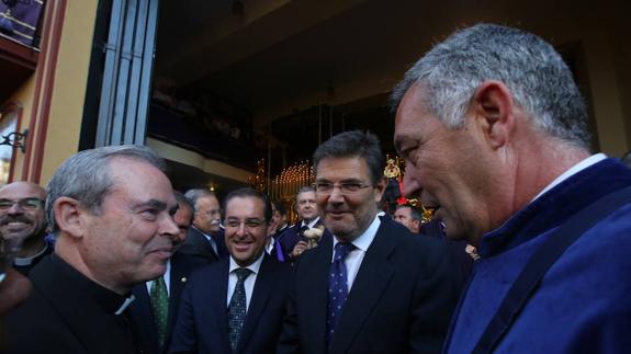 Antonio Martínez, hermano mayor de El Rico, con el ministro Catalá y el obispo de Málaga.