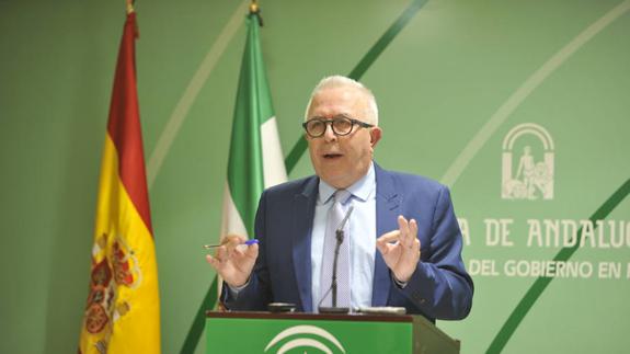 El consejero de Empleo, José Sánchez Maldonado, ayer durante la rueda de prensa que ofreció en Málaga. 