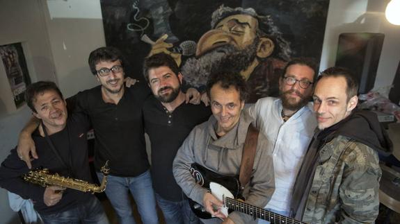 Pepillo al saxofón y Perico a la guitarra, con el resto de la banda. 