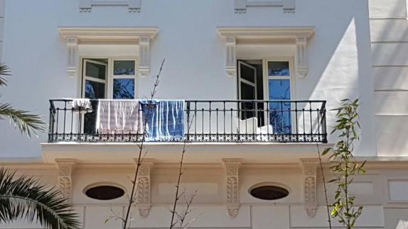 Vista de uno de los balcones de una habitación del hotel Miramar, con toallas tendidas. 