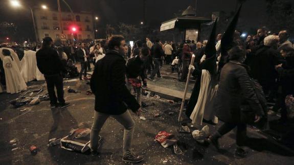 Nazarenos de La Esperanza de Triana ante el descontrol tras sufrir una estampida 