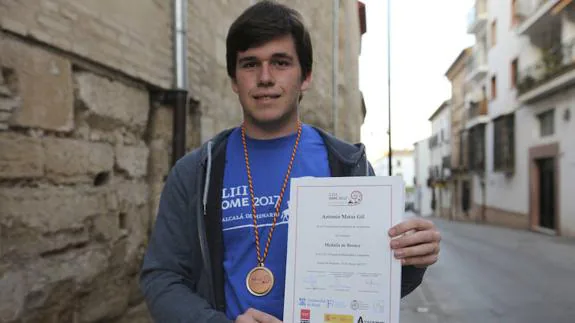 Antonio Matas Gil, con su medalla y certificado