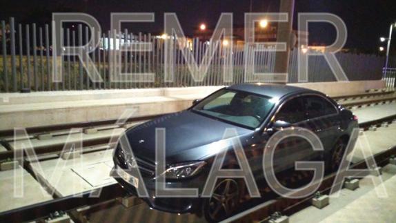 El coche quedó atrapado a la entrada del túnel  