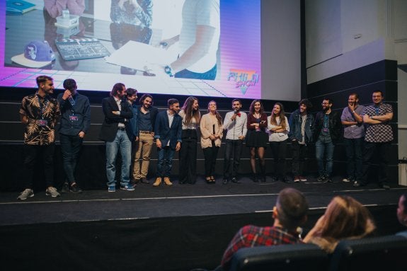 Los creadores de la serie, junto a los actores, en el preestreno de la serie en el cine Albéniz la pasada semana. 