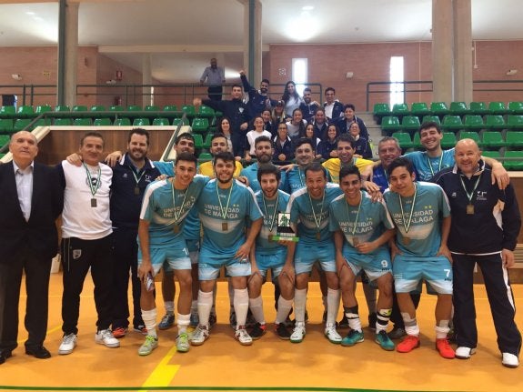 El equipo de fútbol sala universitario tras conseguir la victoria. 