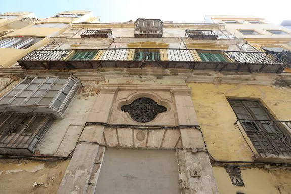 El edificio está en el número 10 de la calle Madre de Dios.