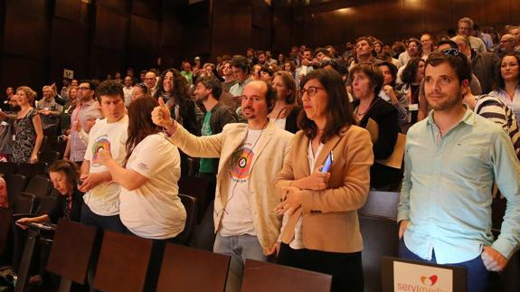 Uno de los asistentes hace un gesto de aprobación durante la primera sesión del foro. 